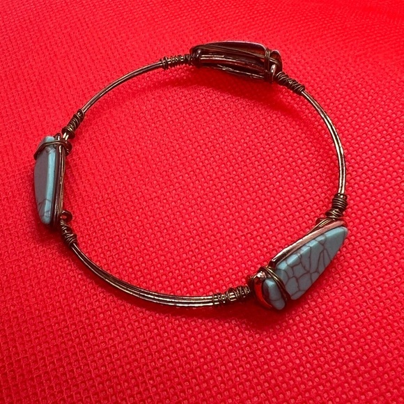 Vintage arrow head bracelet. Brass and turquoise costume bracelet - Picture 11 of 15